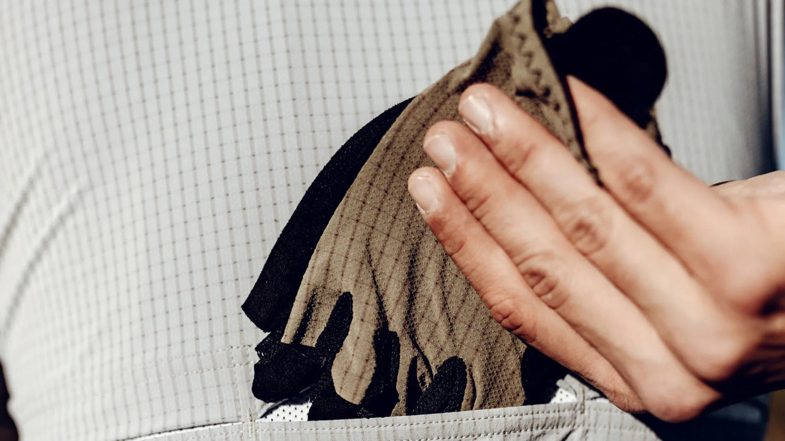 detail_2_image_gloves_pinstripe_summer_gloves_olive_green